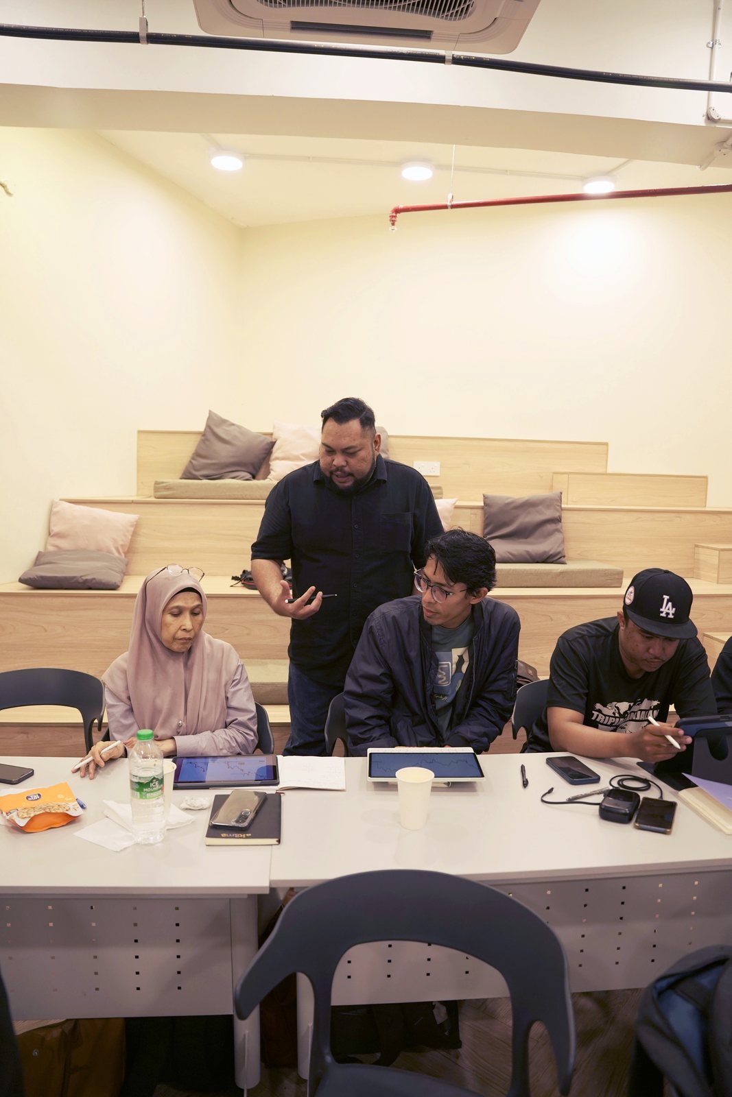 Pelajar memberi tumpuan dalam kelas